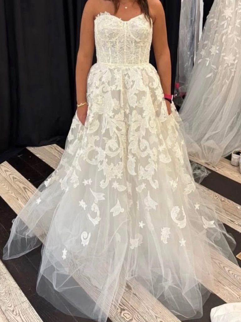 Oscar De La Renta Brand New Wedding Dress And Veil